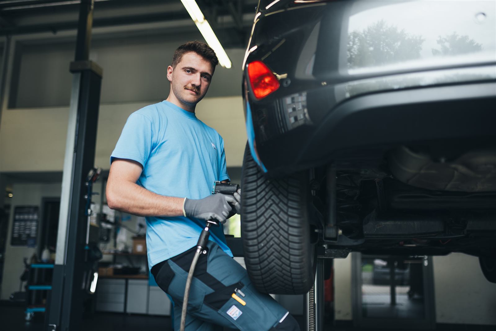 Muntatge d'un pneumàtic a la roda d'un vehicle al taller